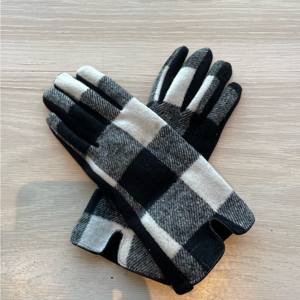 NWOT Tech Black an White Car Gloves